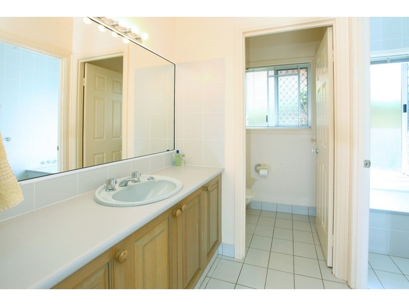 8 Larne  Avenue, Sorrento QLD 4217