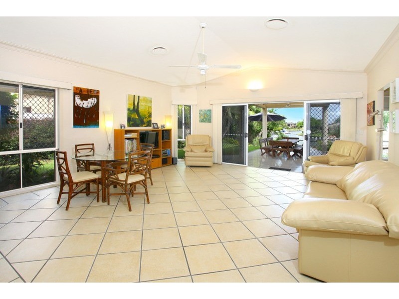 8 Larne  Avenue, Sorrento QLD 4217