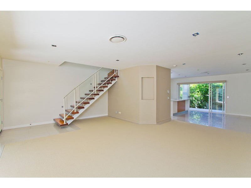 10/27 Gordon  Street, Labrador QLD 4215