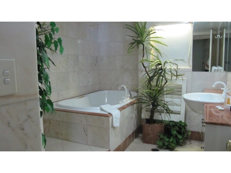 2 View Avenue, Surfers Paradise QLD 4217