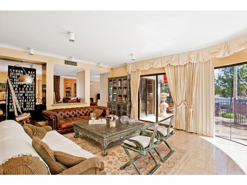 121 – 123 Commodore Drive, Paradise Waters QLD 4217