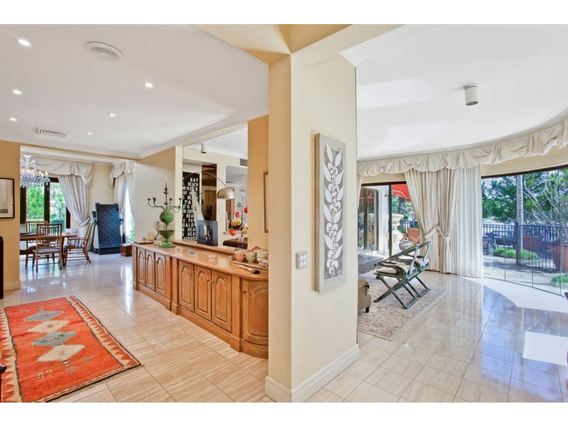 121 – 123 Commodore Drive, Paradise Waters QLD 4217