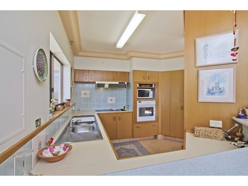 2 Admiralty Drive, Paradise Waters QLD 4217