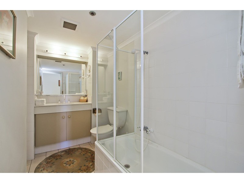 2 Admiralty Drive, Paradise Waters QLD 4217