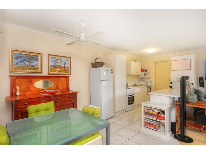2/187 Olsen Avenue, Labrador QLD 4215