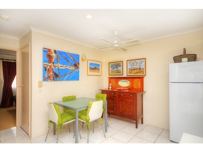 2/187 Olsen Avenue, Labrador QLD 4215