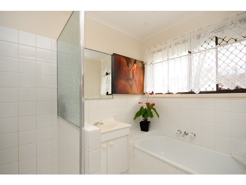 2/187 Olsen Avenue, Labrador QLD 4215