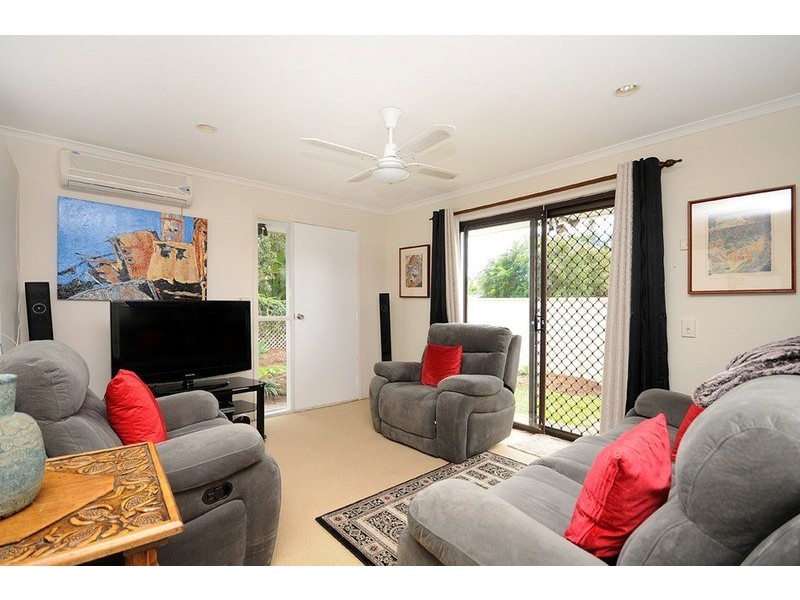 2/187 Olsen Avenue, Labrador QLD 4215