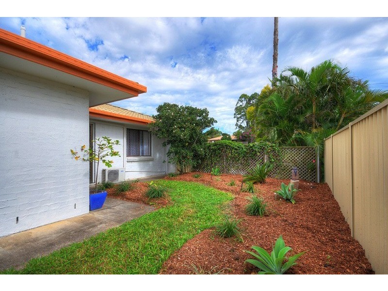 2/187 Olsen Avenue, Labrador QLD 4215