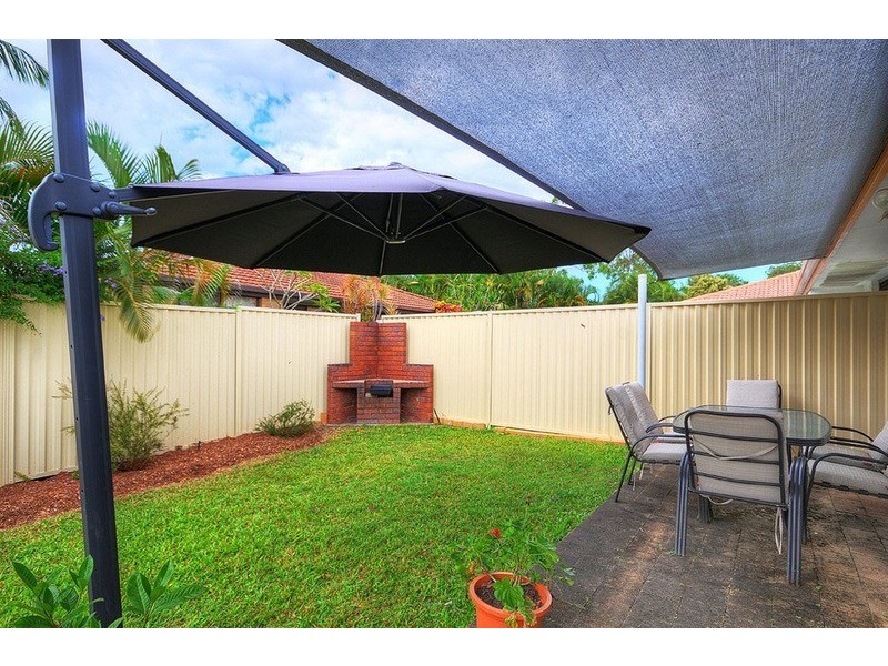 2/187 Olsen Avenue, Labrador QLD 4215