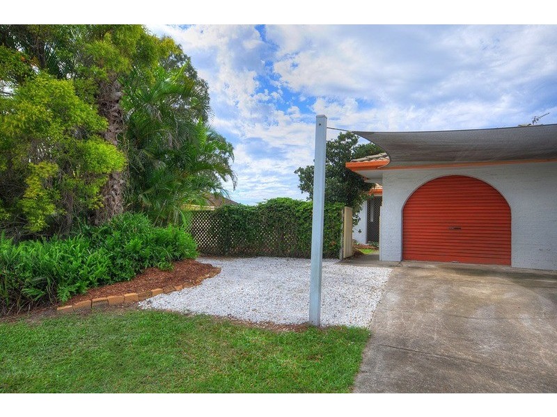 2/187 Olsen Avenue, Labrador QLD 4215