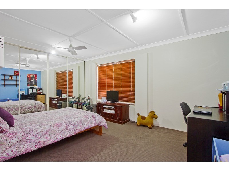9 Raymond Avenue, Bundall QLD 4217