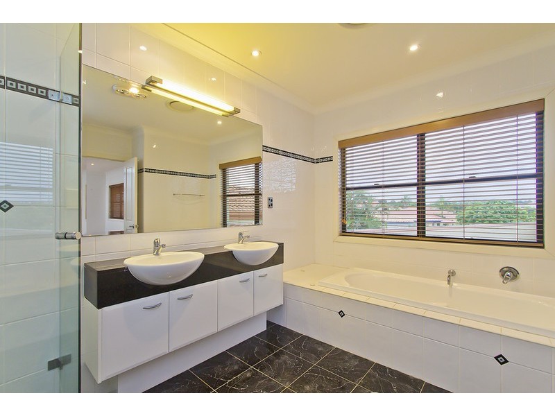 27 Meadowlake  Drive, Carrara QLD 4211