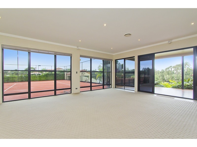 27 Meadowlake  Drive, Carrara QLD 4211