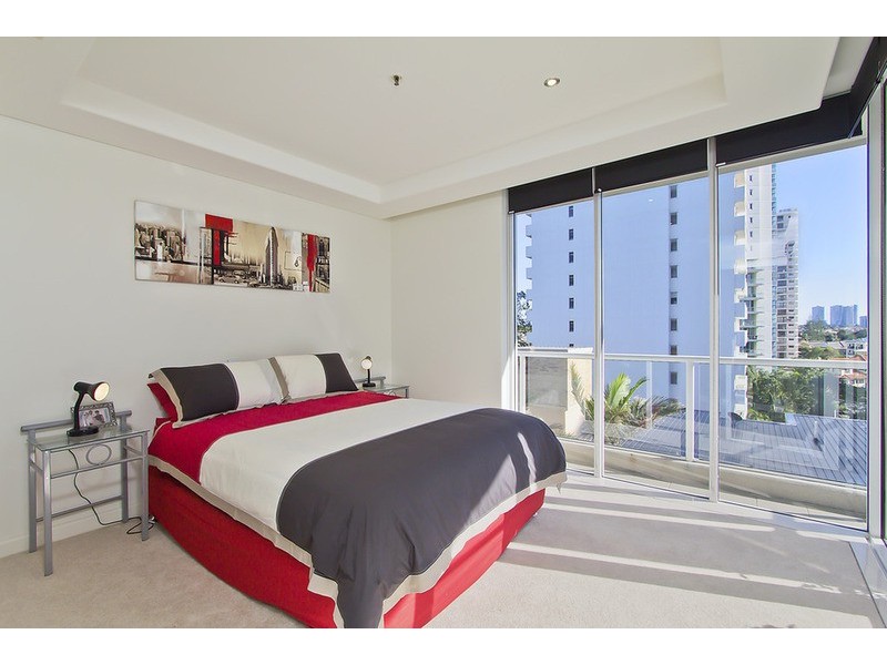 4/’Solitaire’ 20 Riverview Parade, Surfers Paradise QLD 4217