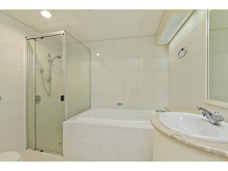 4/’Solitaire’ 20 Riverview Parade, Surfers Paradise QLD 4217