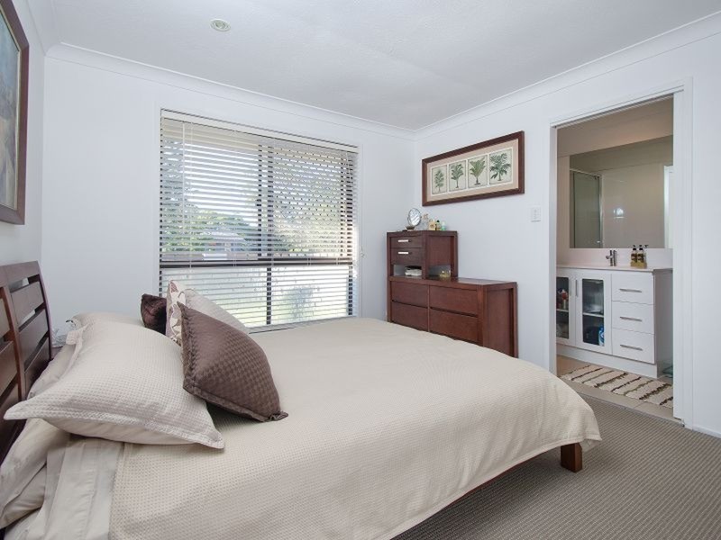 8 Tangerine Row, Ashmore QLD 4214