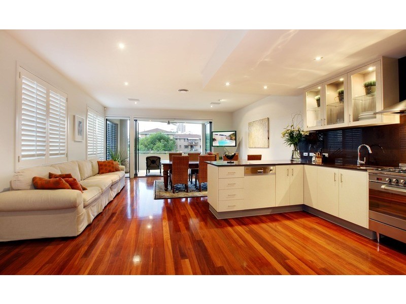 2/28 Armrick Avenue, Broadbeach QLD 4218
