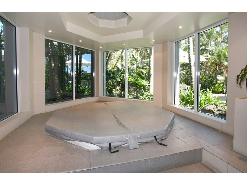 15/ ‘Solitaire’ 20 riverview Parade, Surfers Paradise QLD 4217