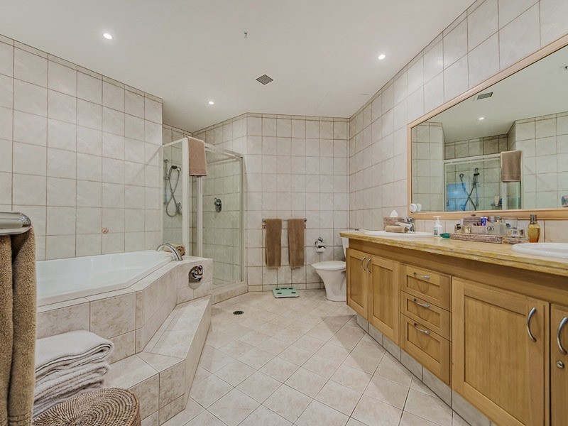 ‘Oceana on Broadbeach’/100 Old Burleigh Road, Broadbeach QLD 4218