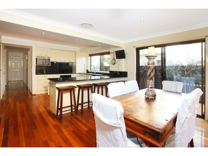 8 Clontarf Avenue, Sorrento QLD 4217