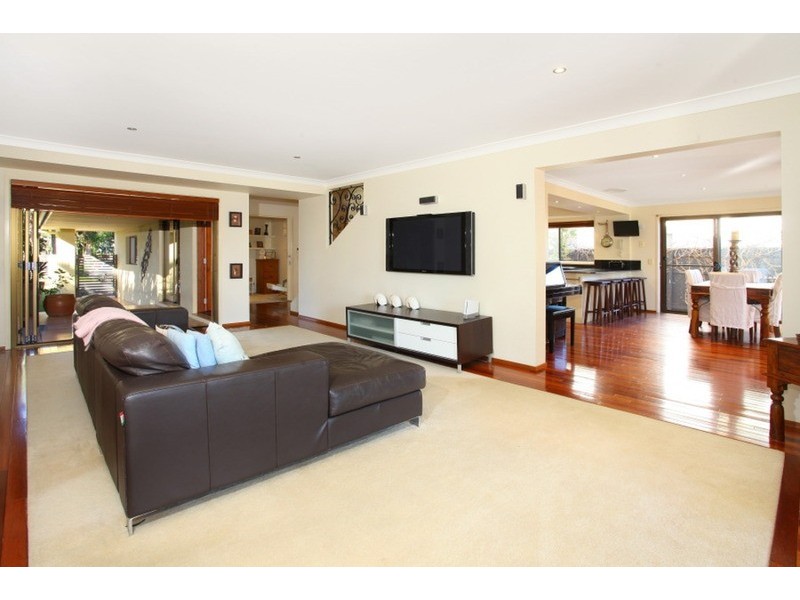 8 Clontarf Avenue, Sorrento QLD 4217