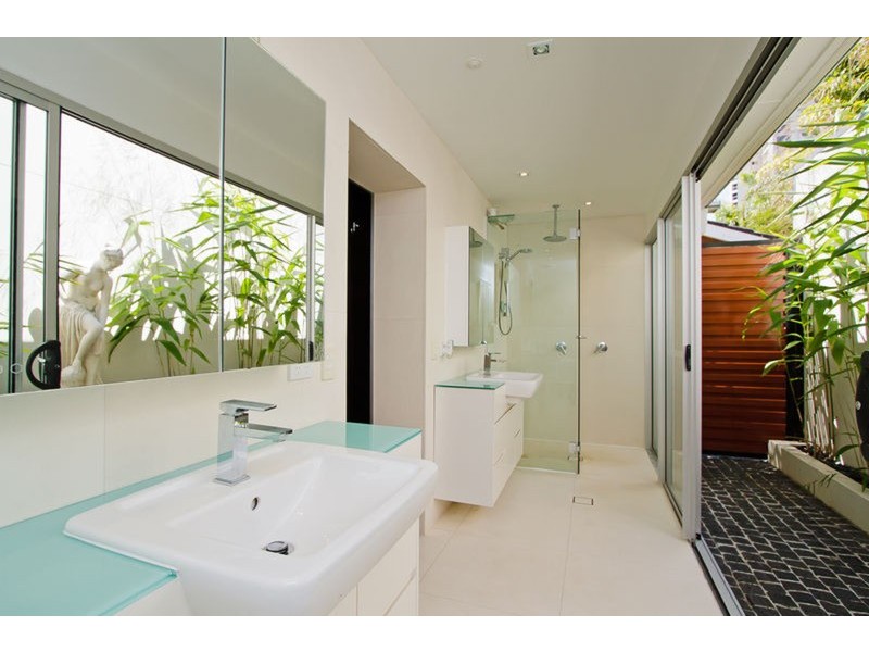 17 Admiralty Drive, Paradise Waters QLD 4217