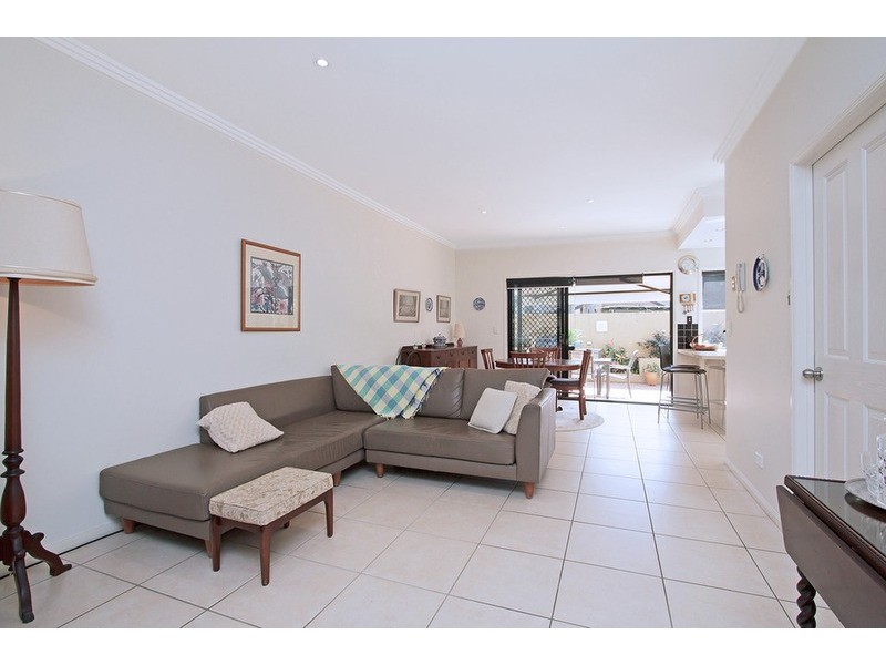 2/61 Bamboo  Avenue, Bundall QLD 4217