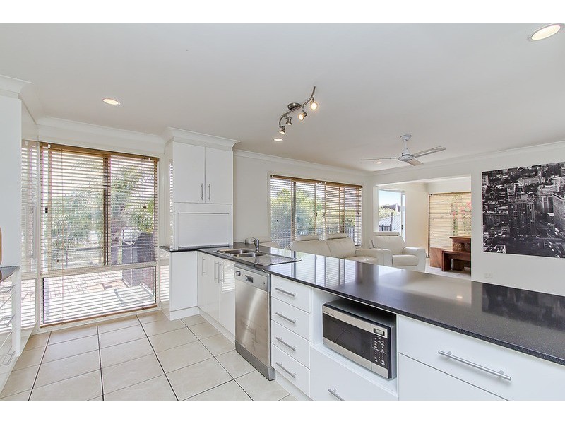 8 Mackay  Close, Sorrento QLD 4217