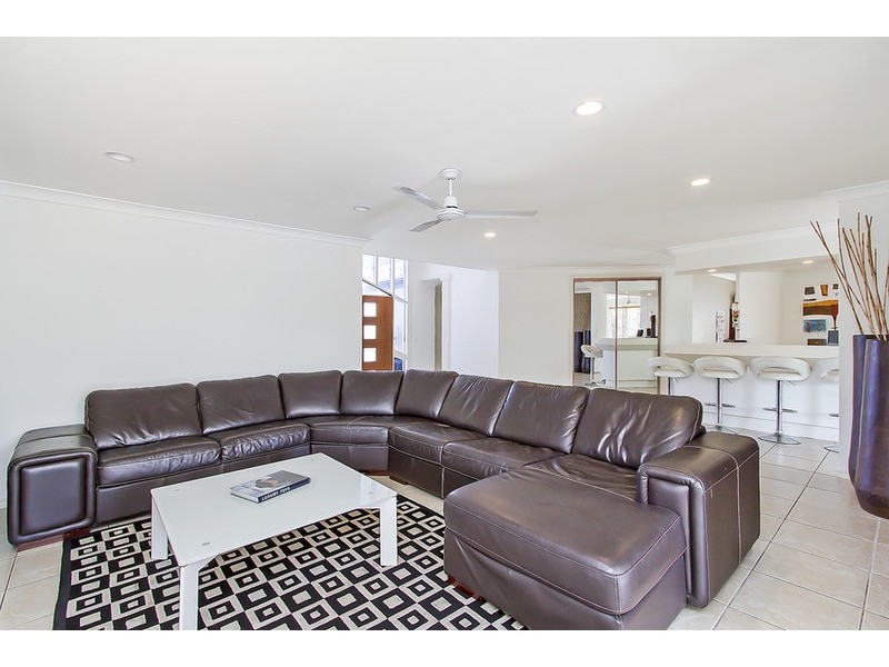 8 Mackay  Close, Sorrento QLD 4217