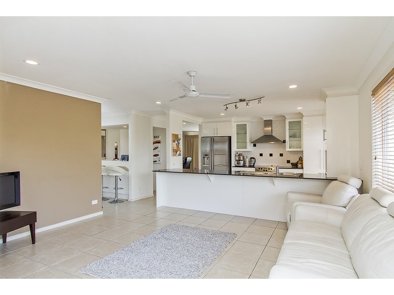 8 Mackay  Close, Sorrento QLD 4217