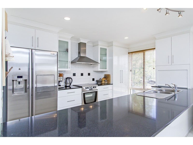 8 Mackay  Close, Sorrento QLD 4217