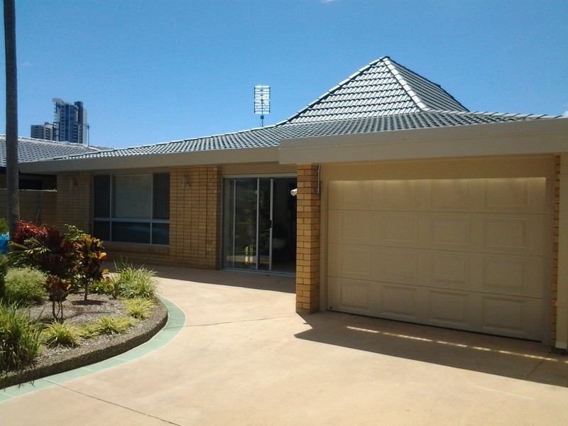 12 St Andrews Avenue, Isle Of Capri QLD 4217