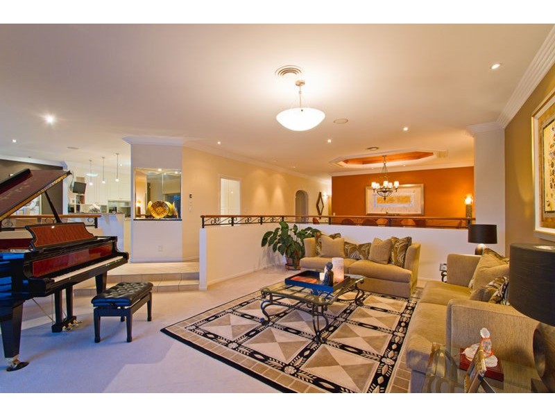 86 Amalfi Drive, Isle Of Capri QLD 4217