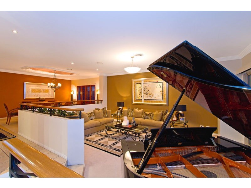 86 Amalfi Drive, Isle Of Capri QLD 4217