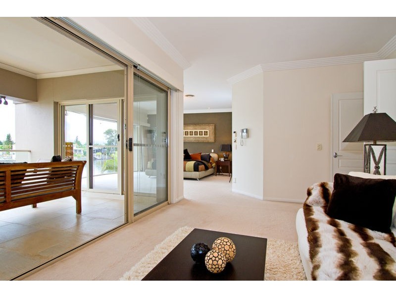 86 Amalfi Drive, Isle Of Capri QLD 4217