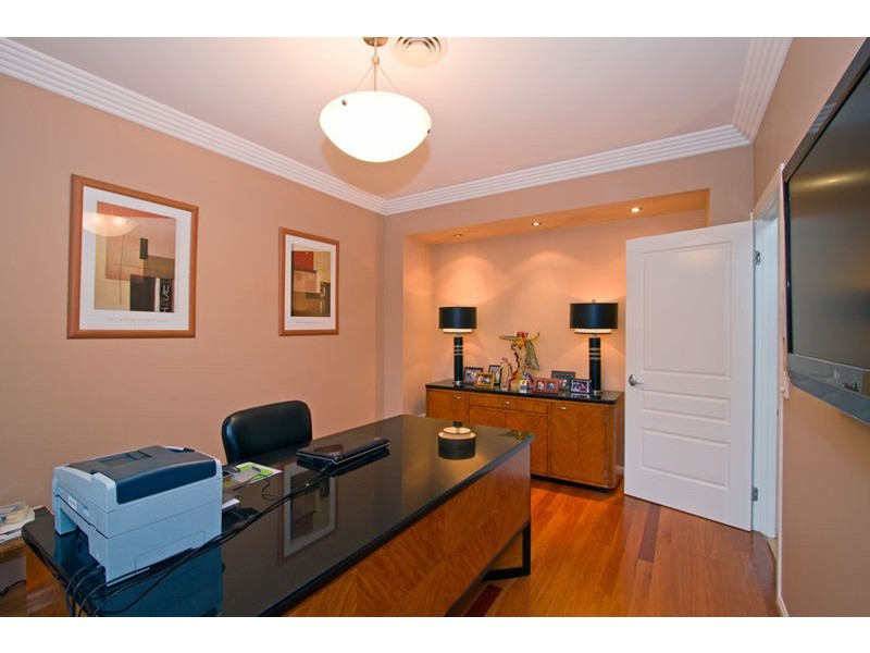 86 Amalfi Drive, Isle Of Capri QLD 4217