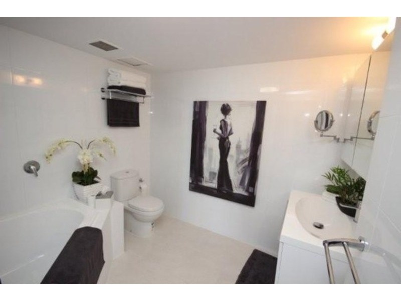 70 Remembrance  Drive, Surfers Paradise QLD 4217