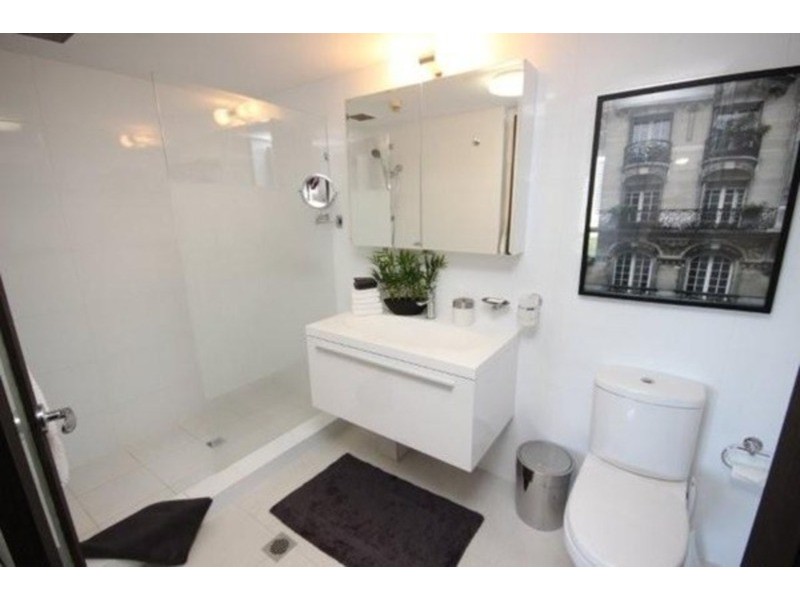 70 Remembrance  Drive, Surfers Paradise QLD 4217