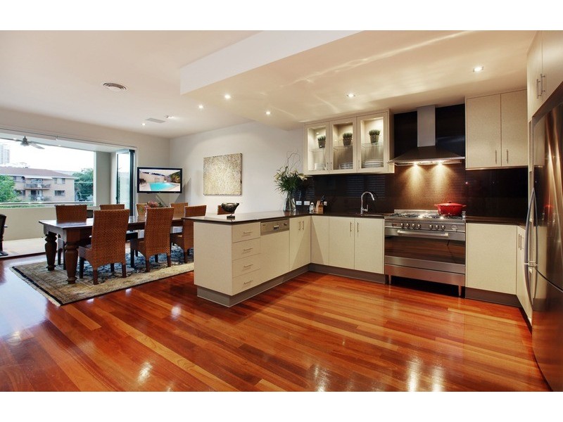 2/28 Armrick Avenue, Broadbeach QLD 4218