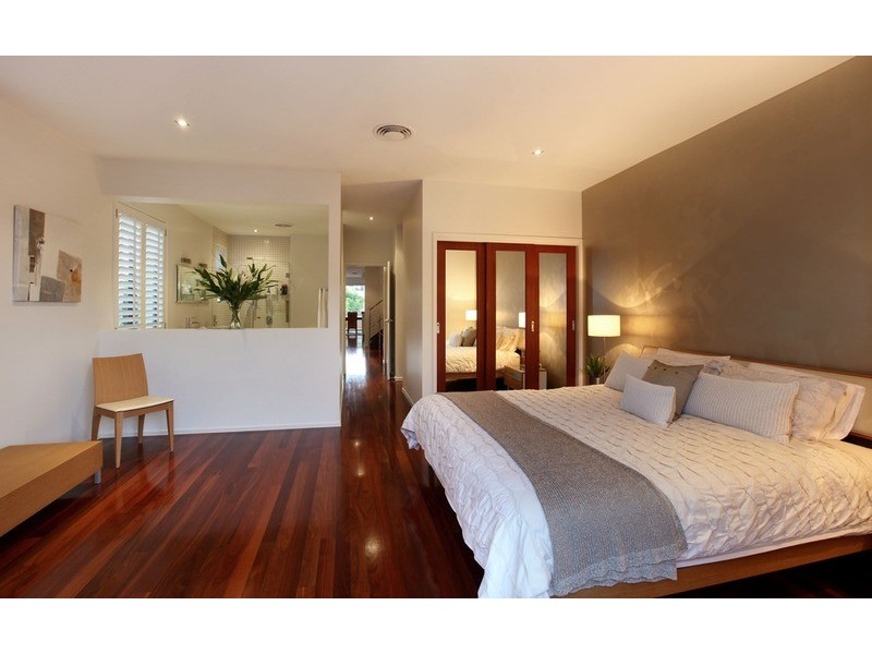 2/28 Armrick Avenue, Broadbeach QLD 4218