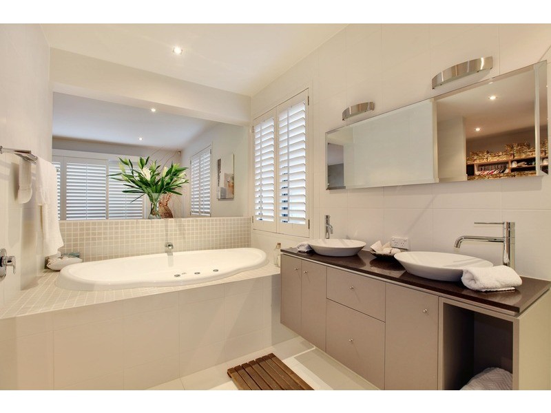 2/28 Armrick Avenue, Broadbeach QLD 4218