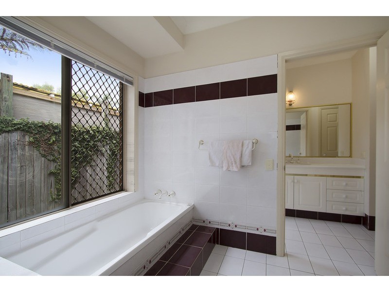 10 Tristan Court, Benowa QLD 4217