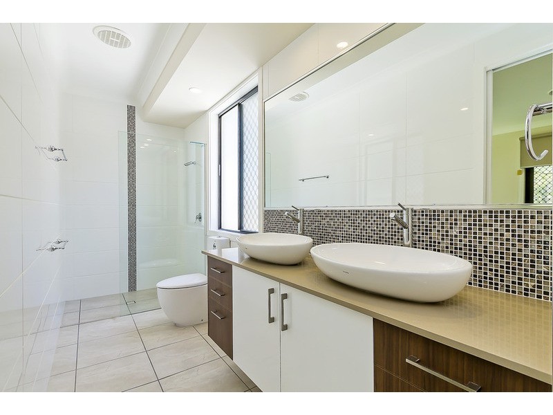 2B Penamber  Court, Benowa QLD 4217