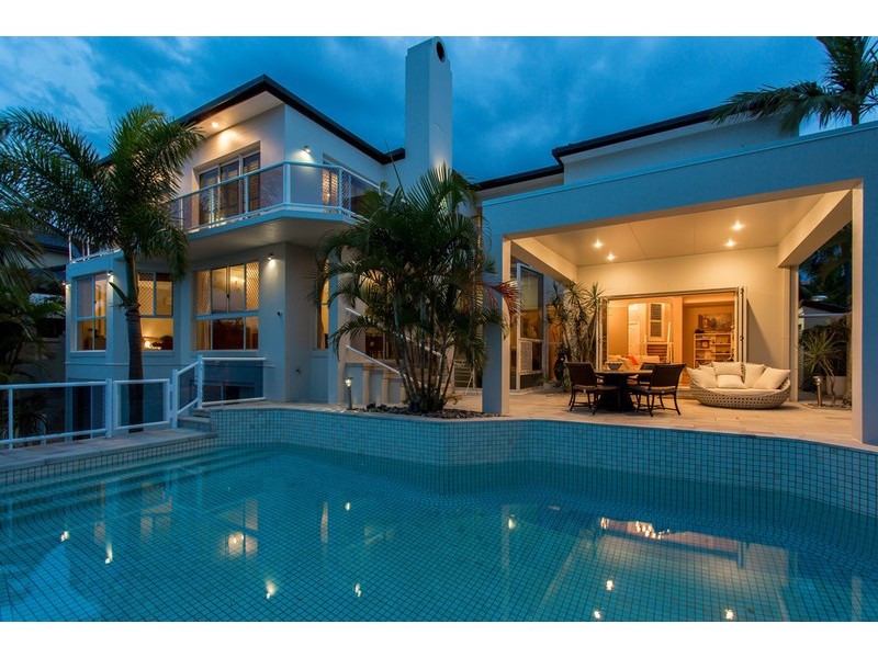 90 Commodore Drive, Paradise Waters QLD 4217