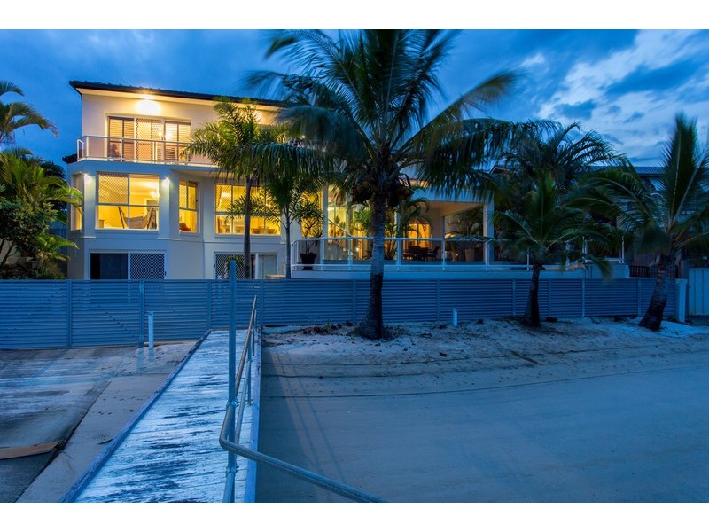 90 Commodore Drive, Paradise Waters QLD 4217