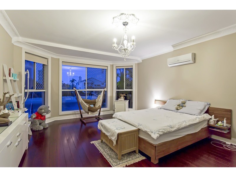 90 Commodore Drive, Paradise Waters QLD 4217