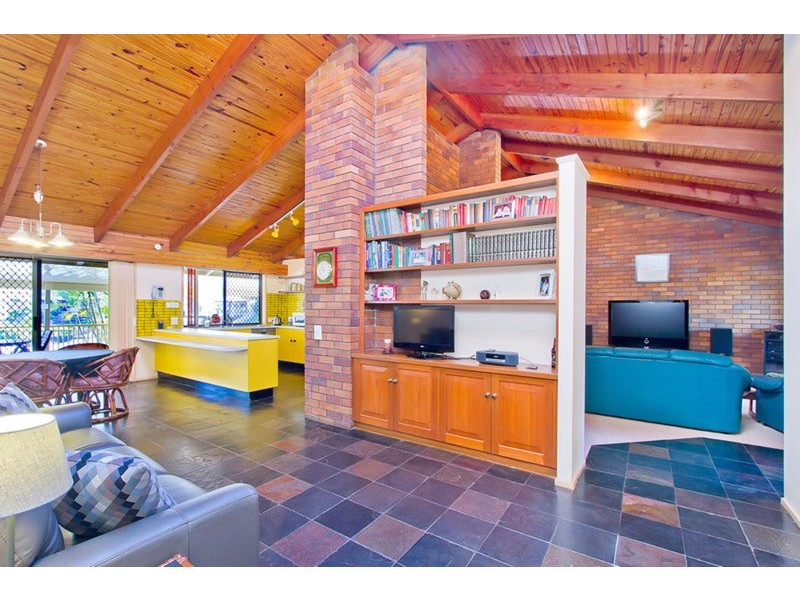 10 Larne Avenue, Sorrento QLD 4217