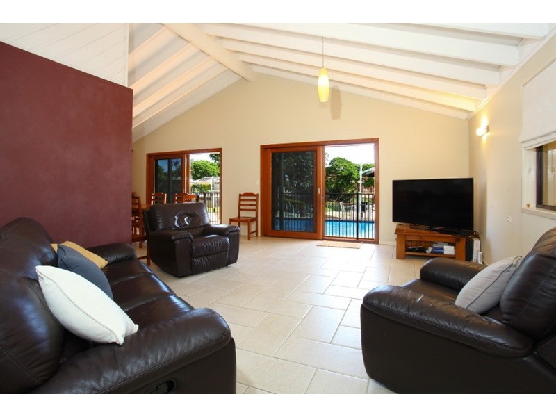 6 Nootka Court, Broadbeach Waters QLD 4218