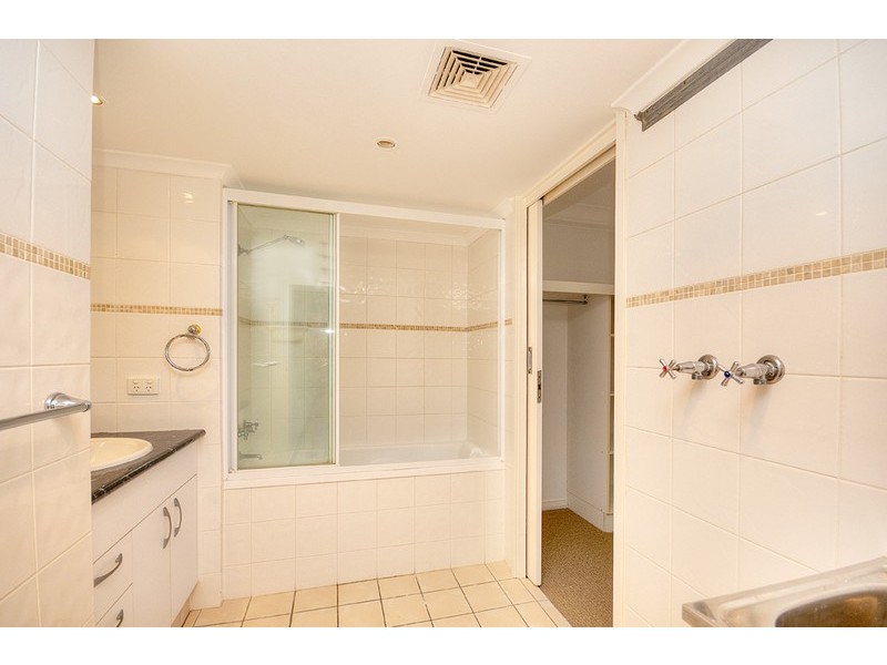 28 Northcliffe Terrace, Surfers Paradise QLD 4217